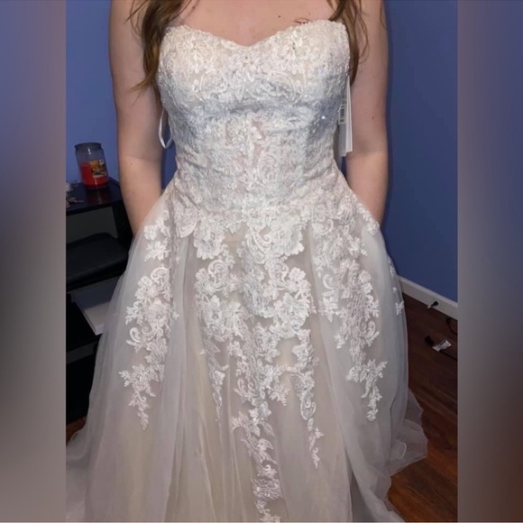 Sheer lace and tulle size 14 wedding dress - Picture 3 of 7